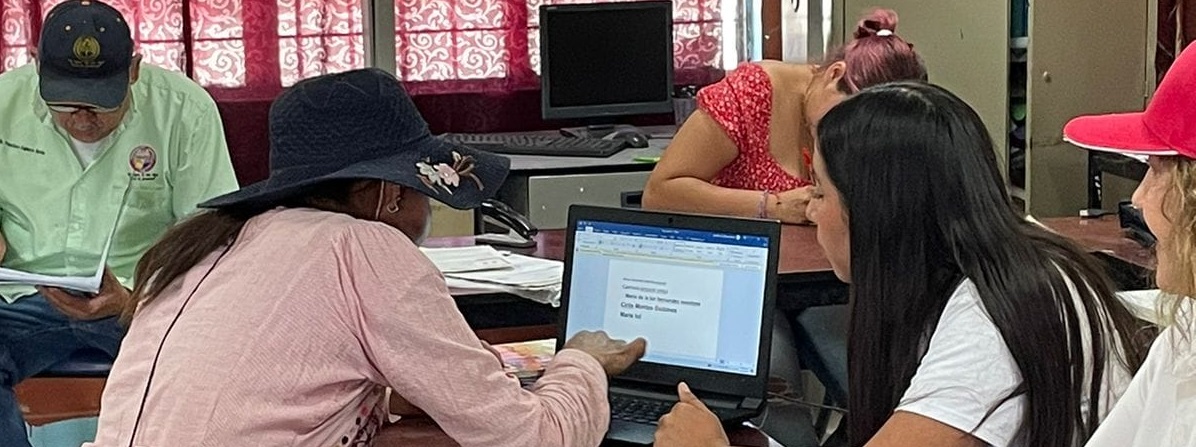 Asesoran estudiantes a adultos mayores en el uso de la tecnología