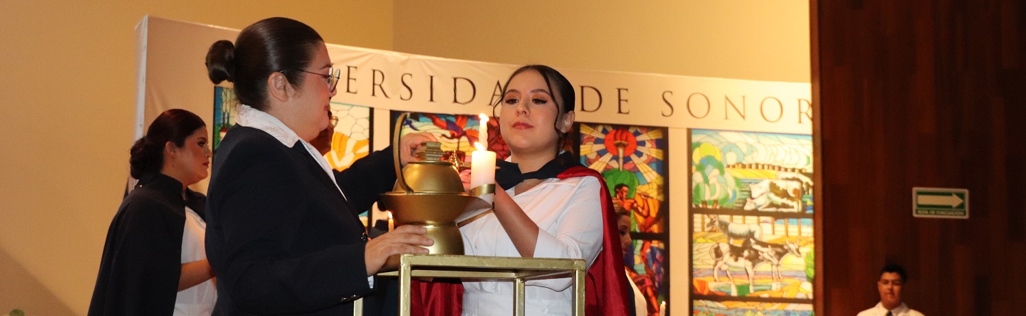 Realizan Ceremonia del Paso de Luz 32 pasantes de Enfermería